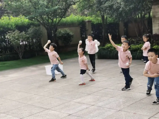 诺亚舟国际幼教:孩子学走路是家长易犯的错误